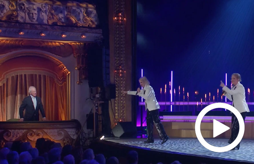 Sissela Kyle och Helen Sjöholm hyllar Loa Falkman 2026 – Öppningssång ca 2 minuter in i programmet.